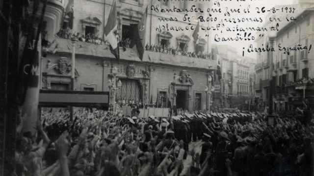 Acto de celebración de la toma de Santander en la plaza de Cort de Palma con la bandera italiana al mismo tamaño que la española. 26 de agosto de 1937. / Archivo David Christie Oleza