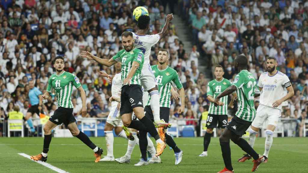 Vinicius remata un balón con la cabeza dentro del área del Real Betis