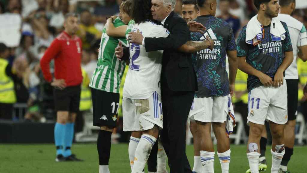 Carlo Ancelotti abraza a Marcelo.