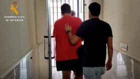 El pederasta Aldo Maximiliano, con camiseta de color rojo, detenido por los agentes de la UCO.