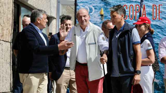 Juan Carlos llegan al club náutico de Sanxenxo entre gritos de viva el Rey