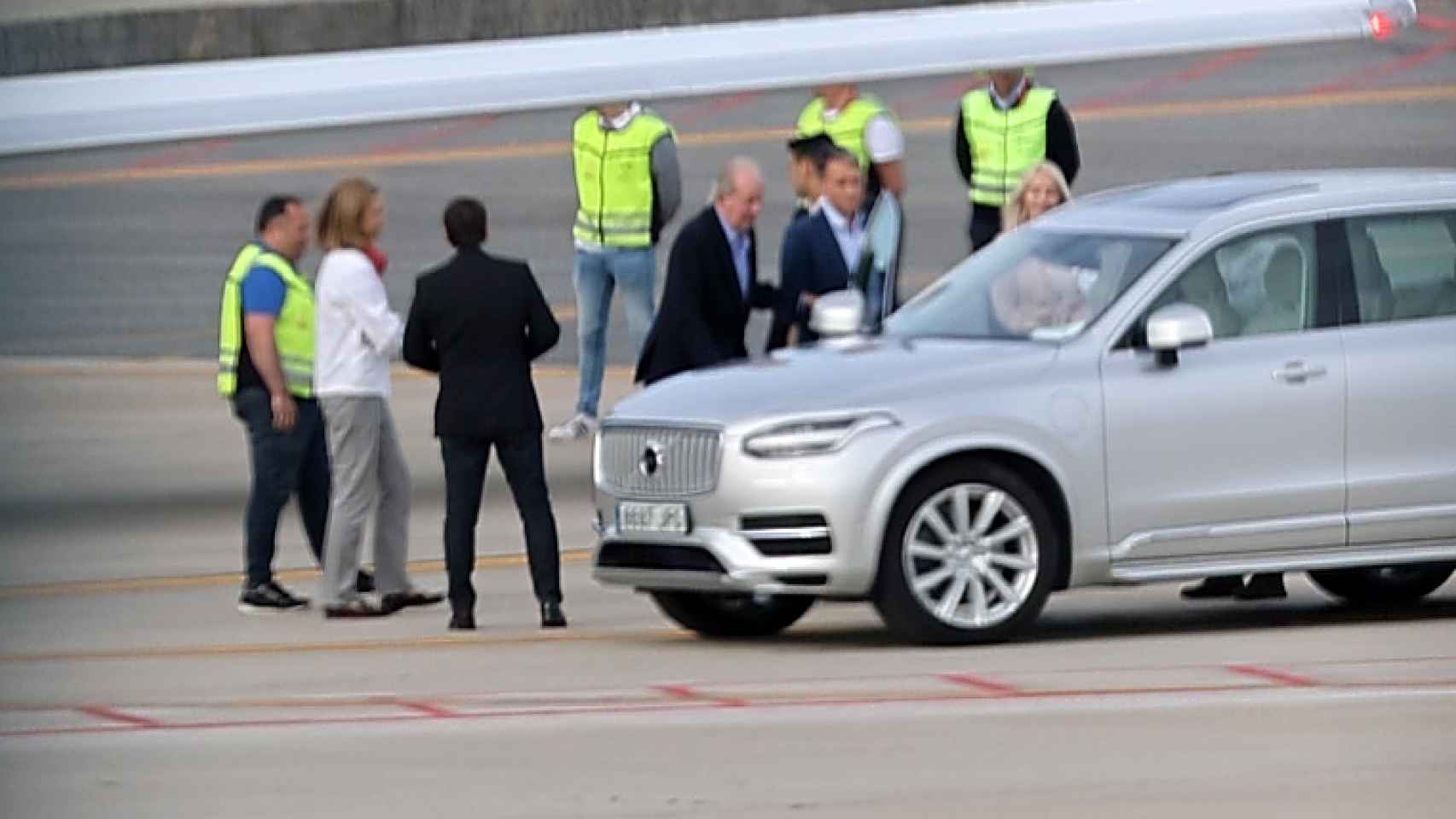 El rey emérito Juan Carlos I antes de subirse al Volvo XC90.