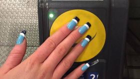 Pagar el metro con las uñas