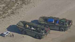 Dos vehículos anfibios de la guerra de Vietnam aparecen por sorpresa en una playa de EEUU