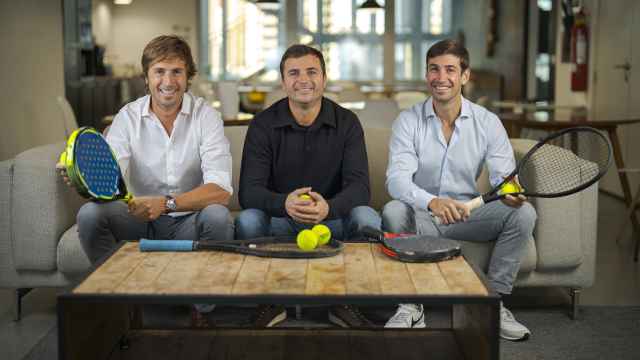 De izquierda a derecha, Pablo Carro, Félix Ruiz y Pedro Clavería, cofundadores de Playtomic.