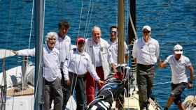 El rey Juan Carlos, junto a la tripulación del Bribón, este viernes en Sanxenxo.