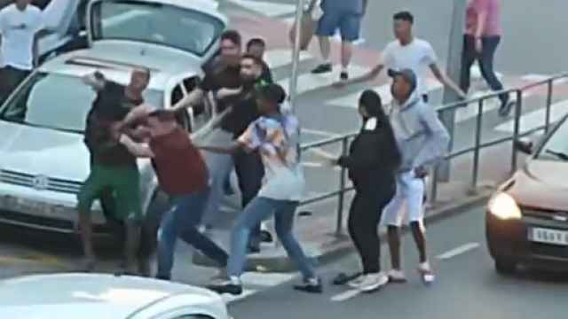 Captura de pantalla de una pelea multitudinaria el pasado domingo en el barrio del Erm de Manlleu.