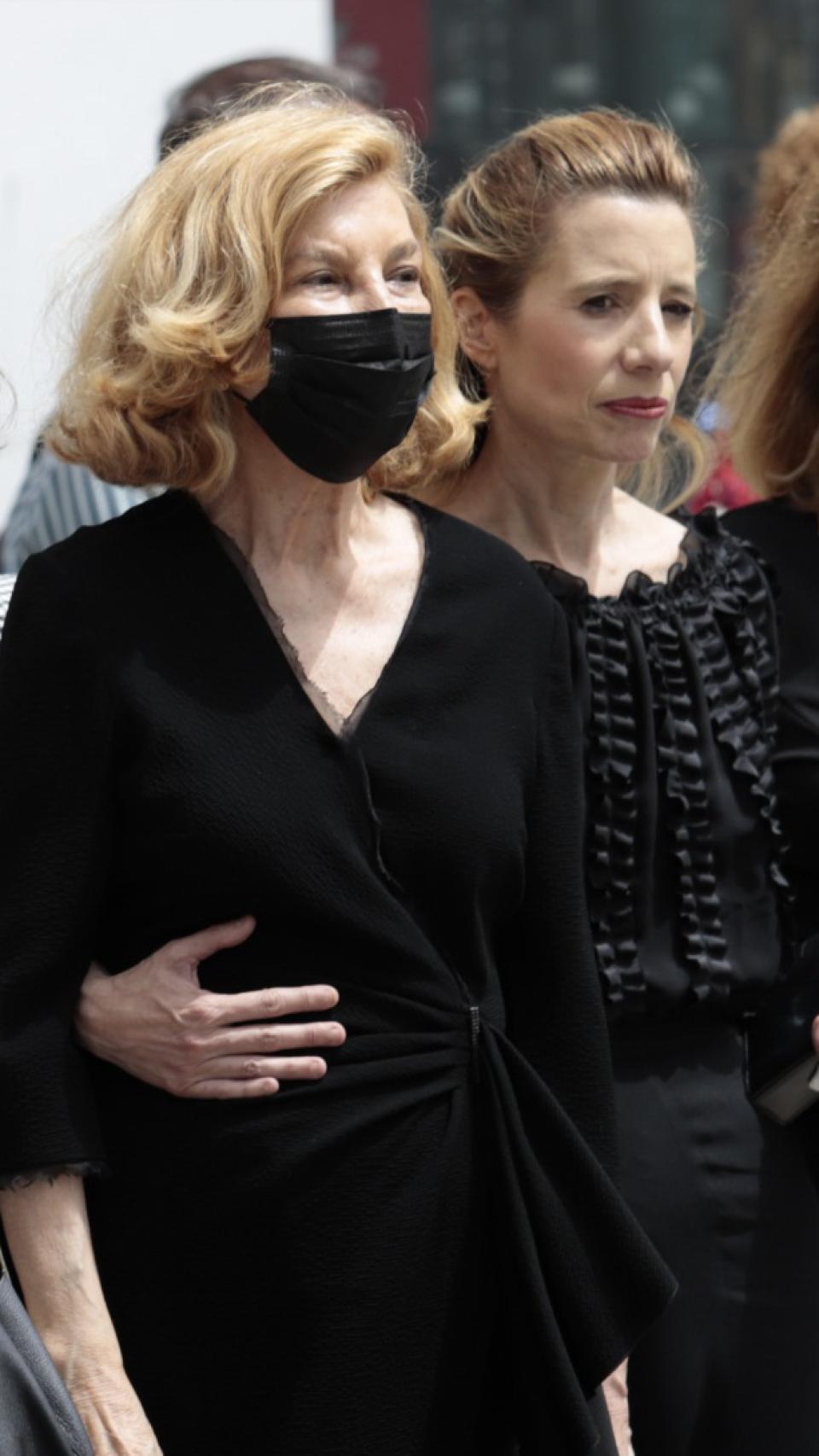 Conchita Spínola, rota de dolor en el último adiós a su marido en Huelva.