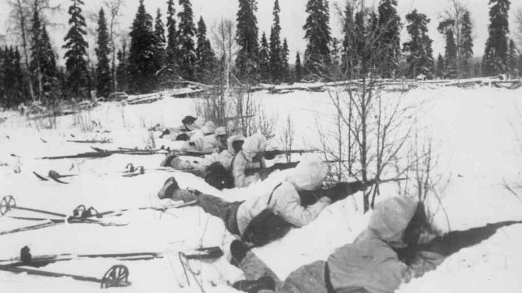 Una patrulla de esquí finlandesa, tirada en la nieve en las afueras de un bosque en el norte de Finlandia, en alerta por las tropas rusas, el 12 de enero de 1940.