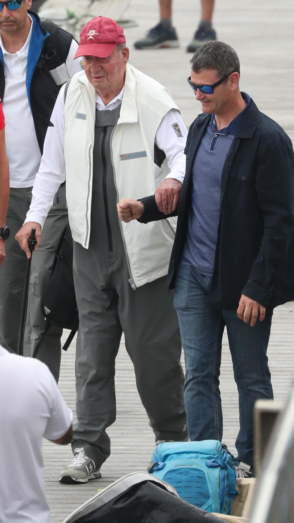 El rey emérito Juan Carlos llegando este sábado a las regatas en el Club Náutico de Sanxenxo.