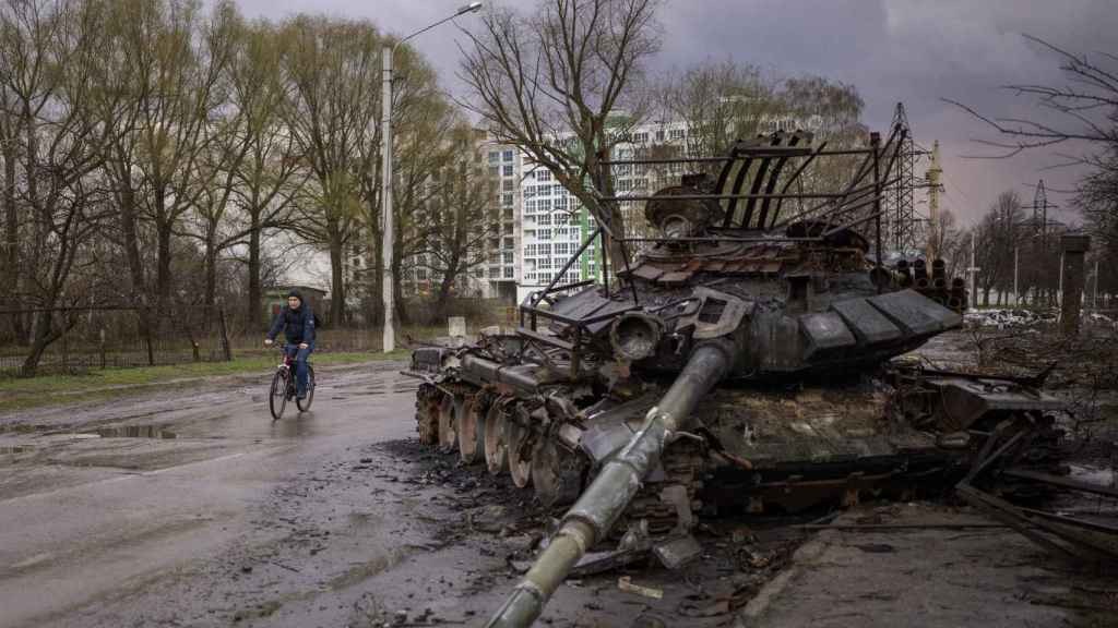 Un tanque ruso destruido en las calles de Chernígov.
