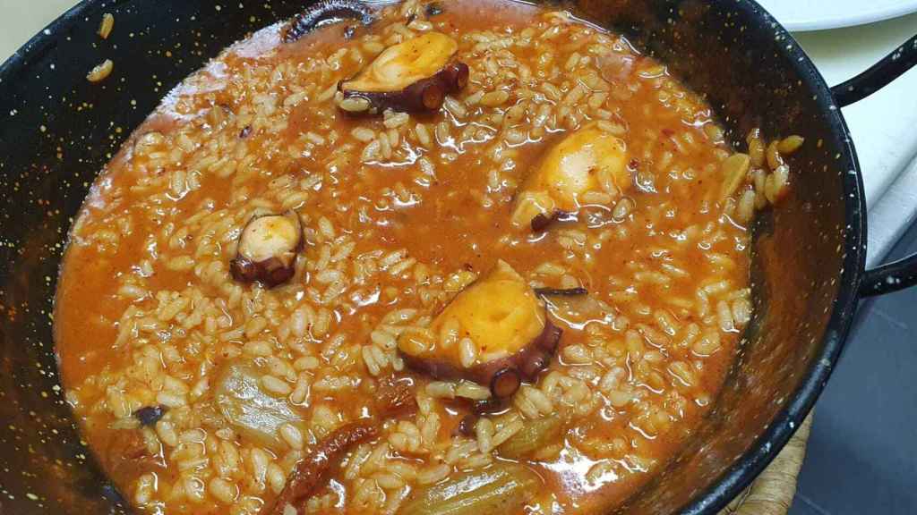 Matías y Sali proponen en Ca Mati este arroz meloso de pulpo con tomates secos y pencas.