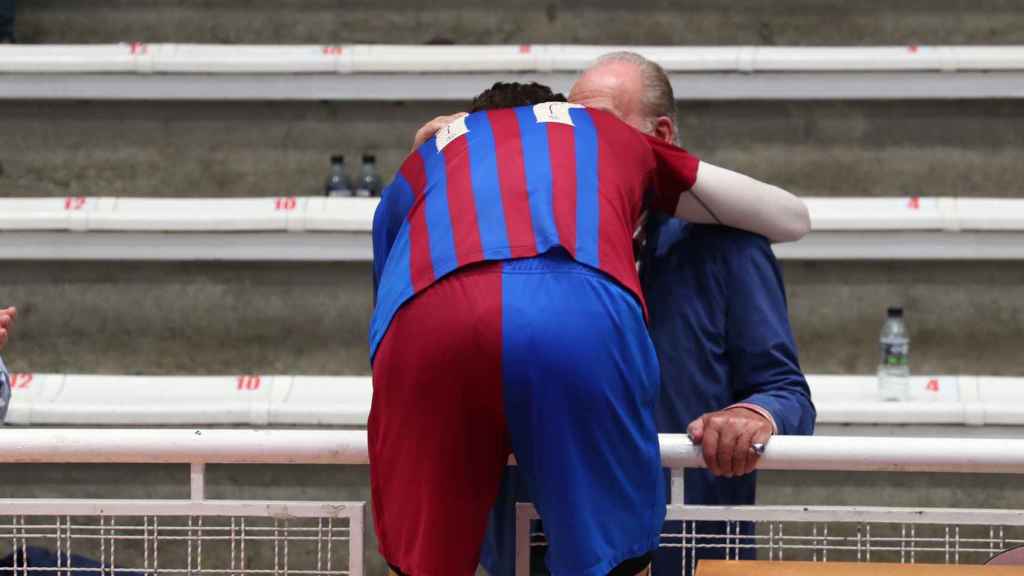 El emotivo momento en que Pablo Urdangarin ha abrazado a su abuelo tras el partido.