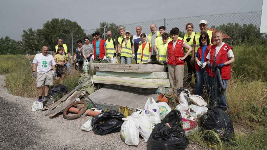 El viceconsejero de Medio Ambiente participa en una actividad de recogida y reutilización de basura a orillas del Pisuerga, organizada por la Fundación Escuela Teresiana de Valladolid