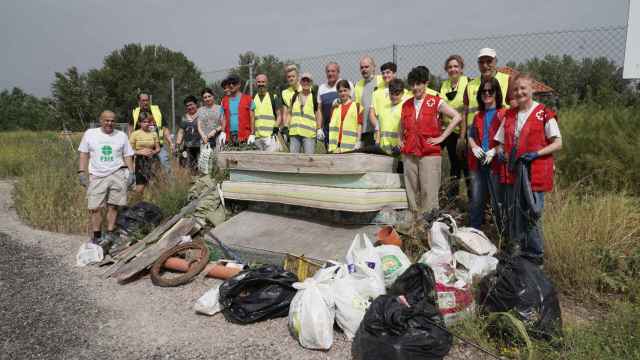 El viceconsejero de Medio Ambiente participa en una actividad de recogida y reutilización de basura a orillas del Pisuerga, organizada por la Fundación Escuela Teresiana de Valladolid