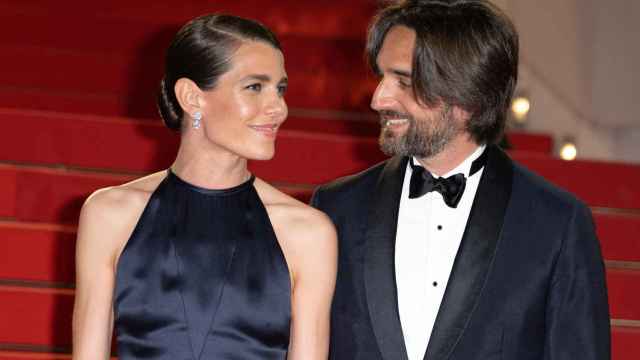 Carlota Casiraghi y su marido, el productor Dimitri Rassam, en la alfombra roja de Cannes.
