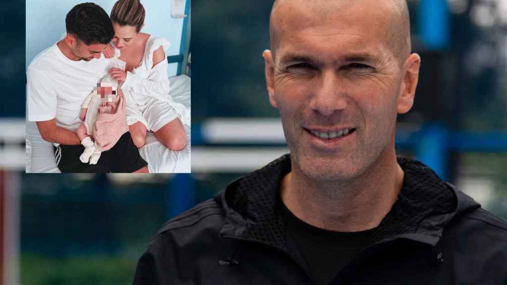 Zinedine Zidane junto a la imagen que ha compartido su hijo Enzo en un montaje de EL ESPAÑOL.