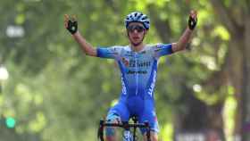 Simon Yates celebra su victoria en Torino en la etapa 14 del Giro de Italia 2022