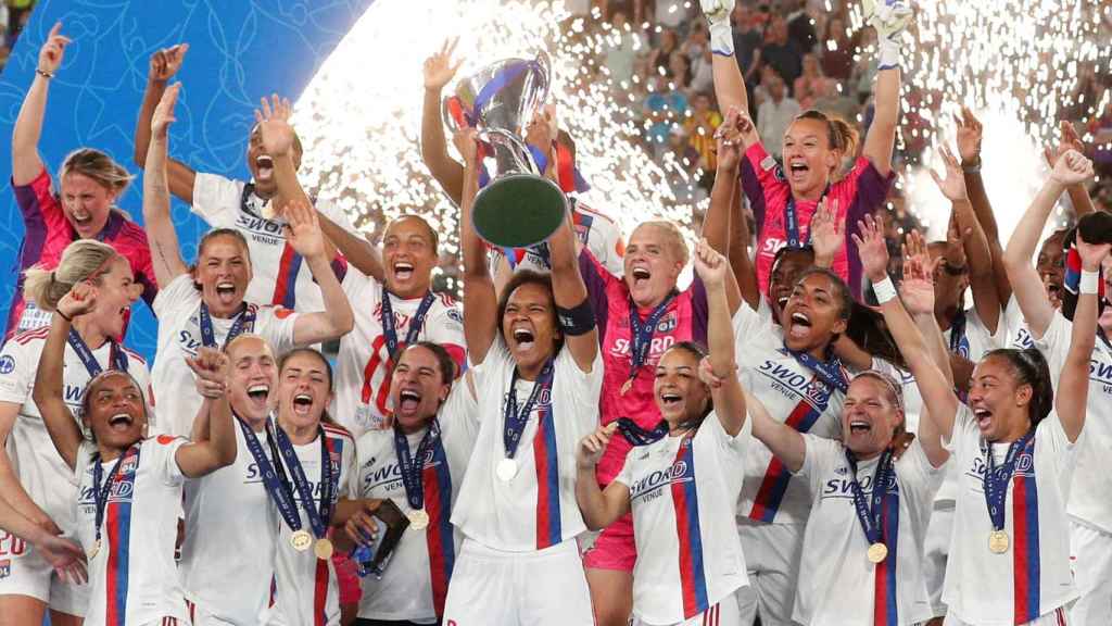 El Olympique de Lyon celebra su victoria en la Women's Champions League 2022