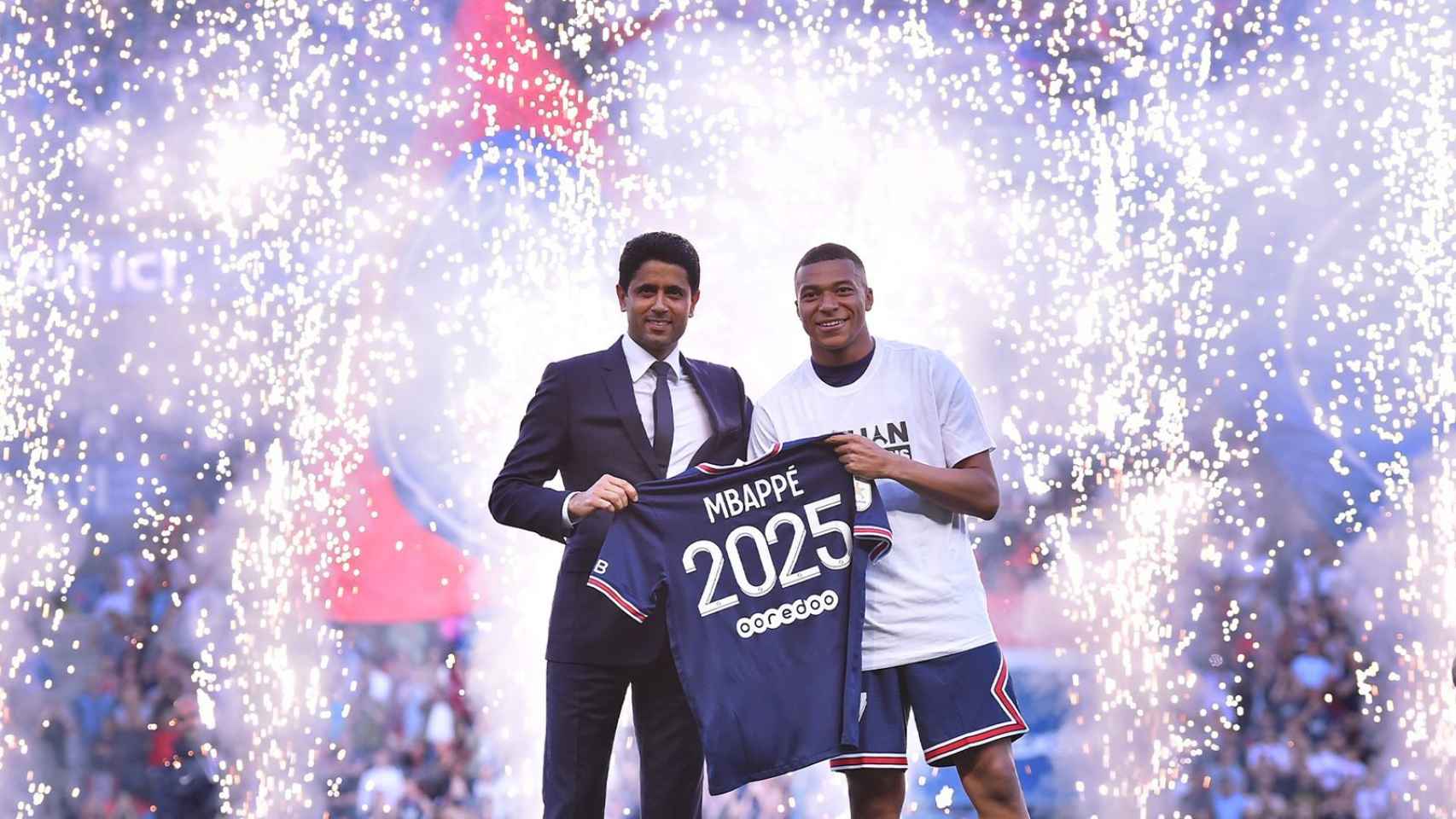 Kylian Mbappé y Nasser Al-Khelaifi anunciando su renovación hasta 2025