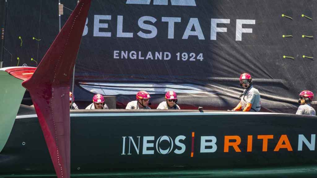 La tripulación del INEOS Britannia durante una prueba