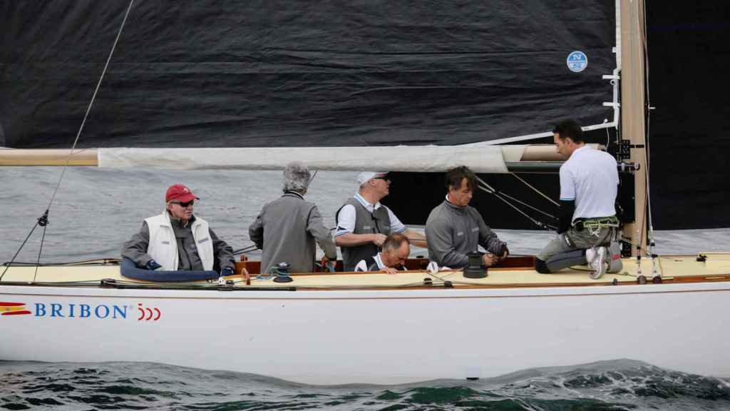 El rey Juan Carlos, a bordo del Bribón con su tripulación, antes de que empiece la regata del domingo.