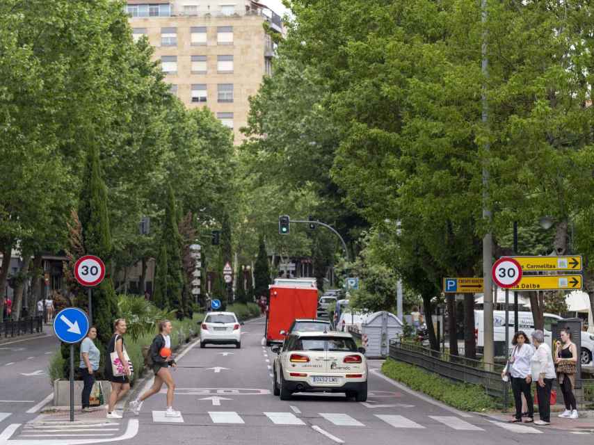 Tras un año con el 98% de las calles limitadas a 20 y 30 km/h la movilidad urbana en Salamanca se encamina hacia una ciudad pensada en el peatón. En la imagen la avenida Alemania