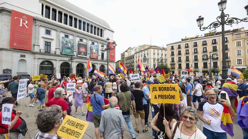 Varias personas se manifiestan con banderas de la República en Madrid.
