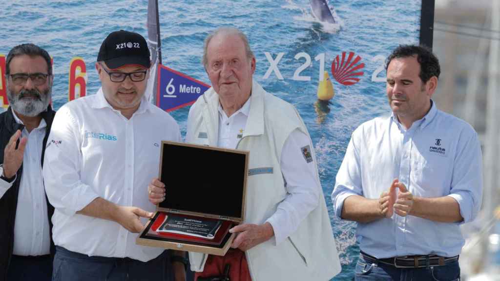 El Rey emérito posa con el primer premio del torneo de Sanxenxo.