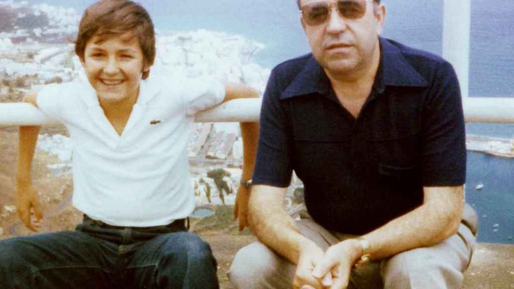 José María Coves con su padre, en 1973.