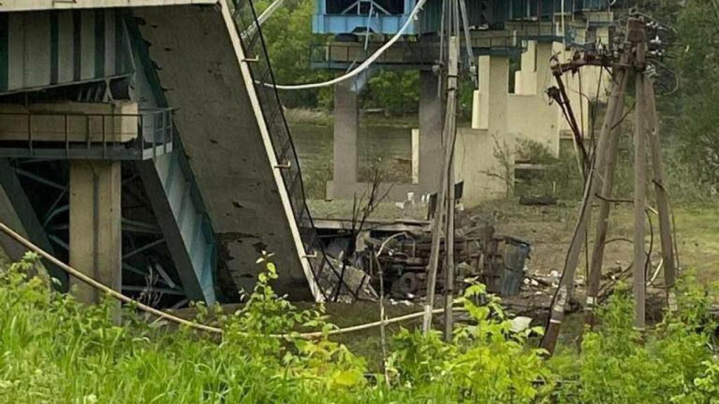 El puente que une a Severodonetsk con Lisichansk, destruido.