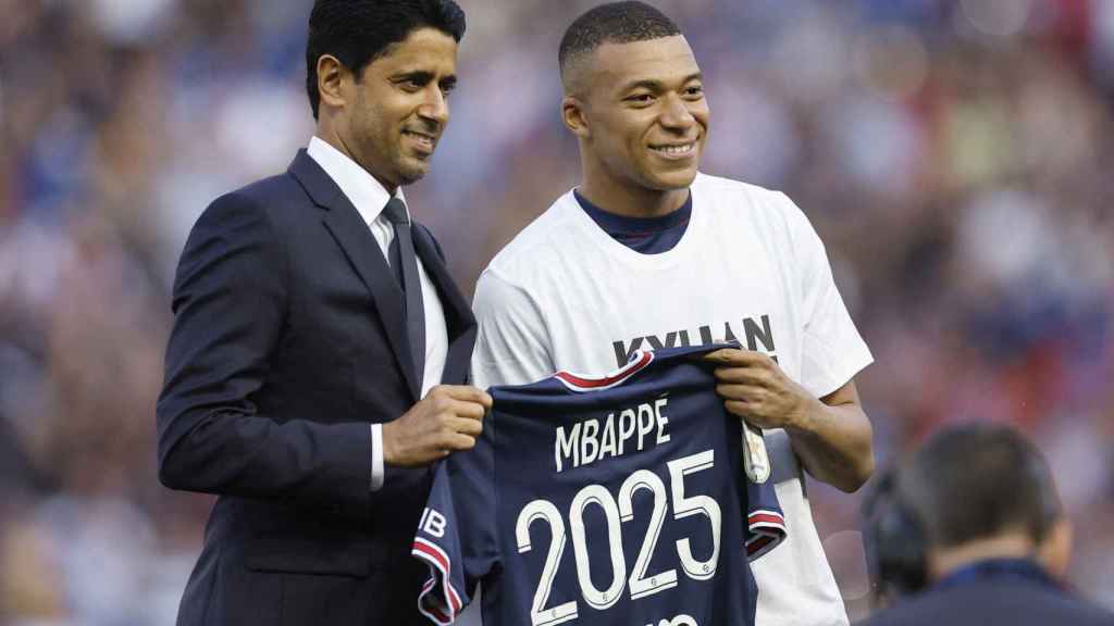 Al Khelaifi junto a Kylian Mbappé tras anunciar su renovación por el club parisino y rechazar al Real Madrid.