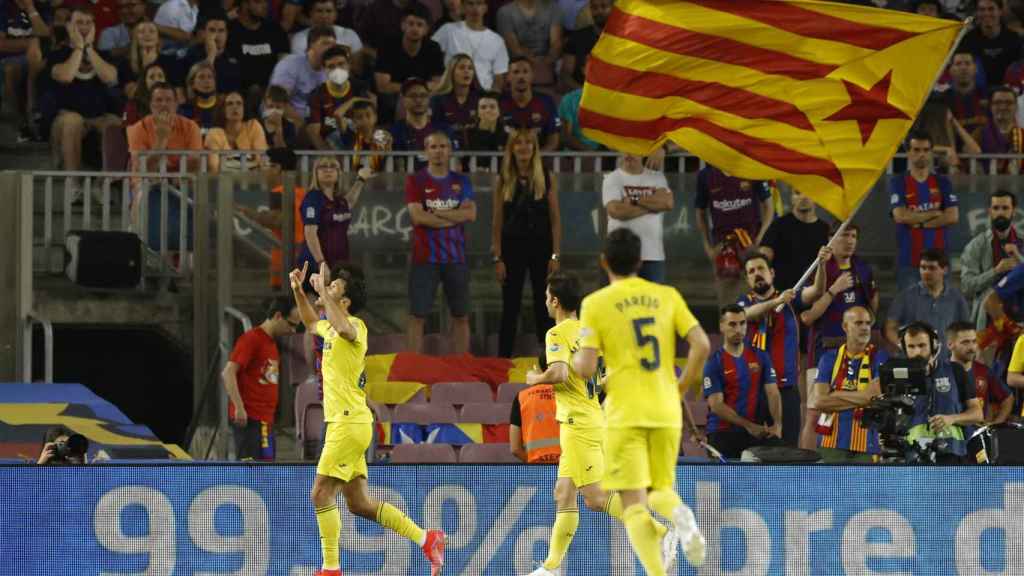 Los jugadores del Villarreal CF celebran un gol ante el FC Barcelona.