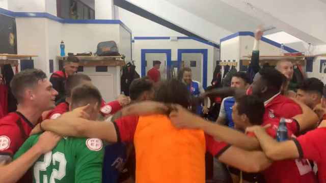 Los jugadores de La Nucía celebraron la victoria en el vestuario del Guillermo Amor (Benidorm).