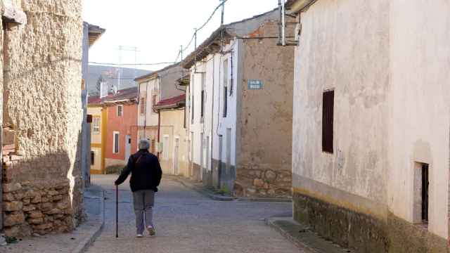 Una mujer camina por la calle de un pueblo