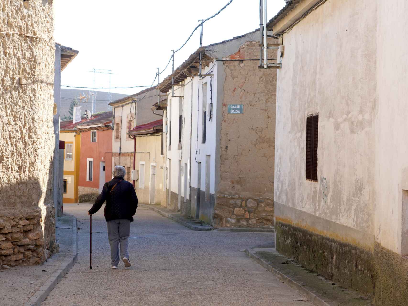 Una mujer camina por la calle de un municipio de Castilla y León.