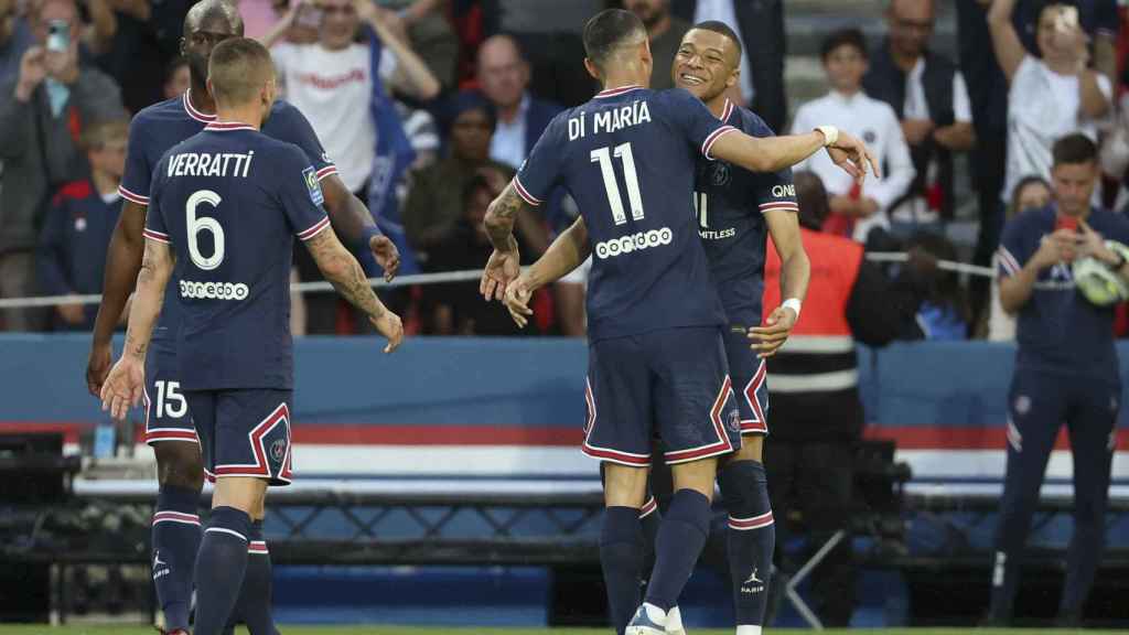 Mbappé y Di María celebran un gol del PSG ante el Metz
