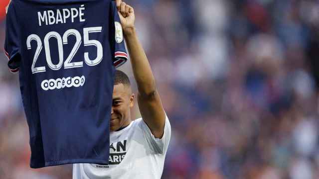 Kylian Mbappé y la camiseta de su renovación.