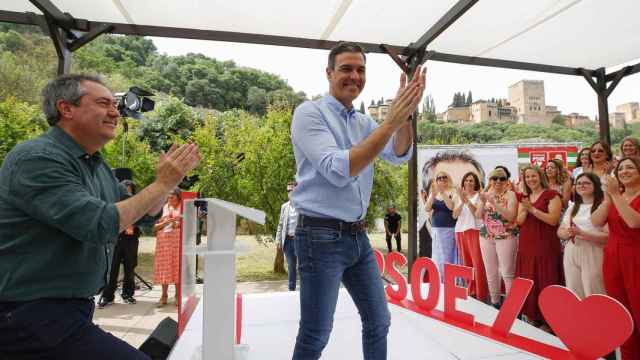 El presidente del Gobierno, Pedro Sánchez, junto al candidato del PSOE en Andalucía, Juan Espadas, en un acto en Granada.