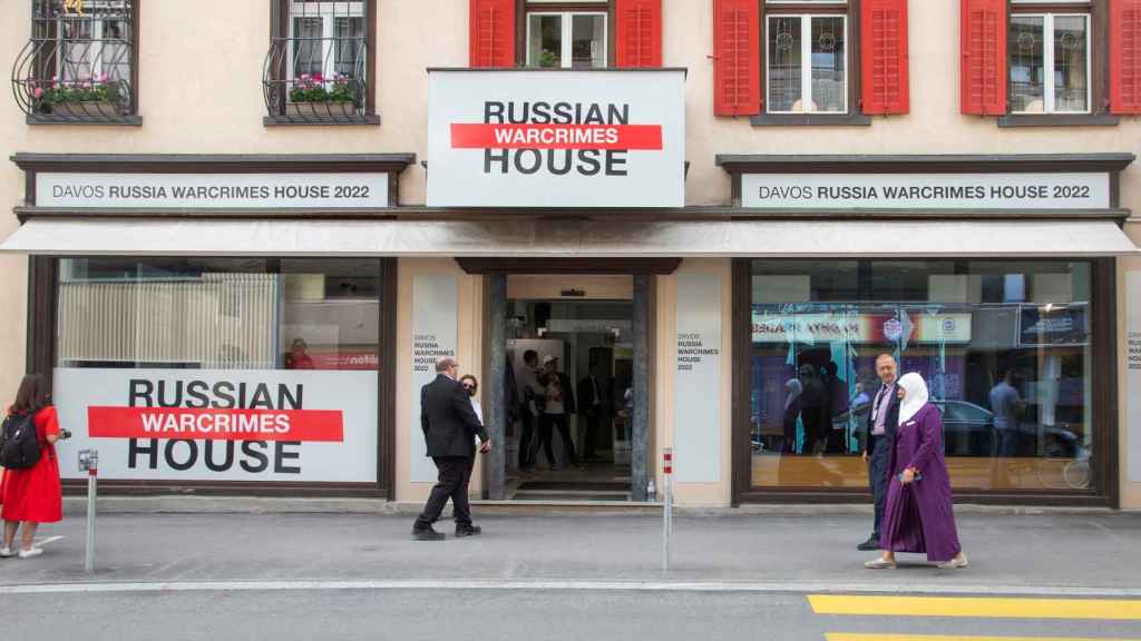 Imagen de la 'Casa de Rusia' en Davos, transformada en la 'Casa de los crímenes de guerra cometidos por Rusia'.