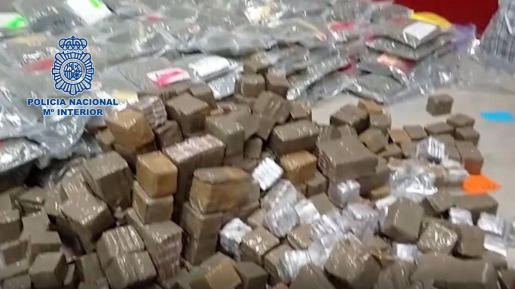 Imagen de parte de la droga incautada por la Policía Nacional.