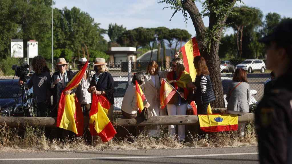 Un grupo de personas recibe a Juan Carlos I en el Palacio de La Zarzuela este lunes.