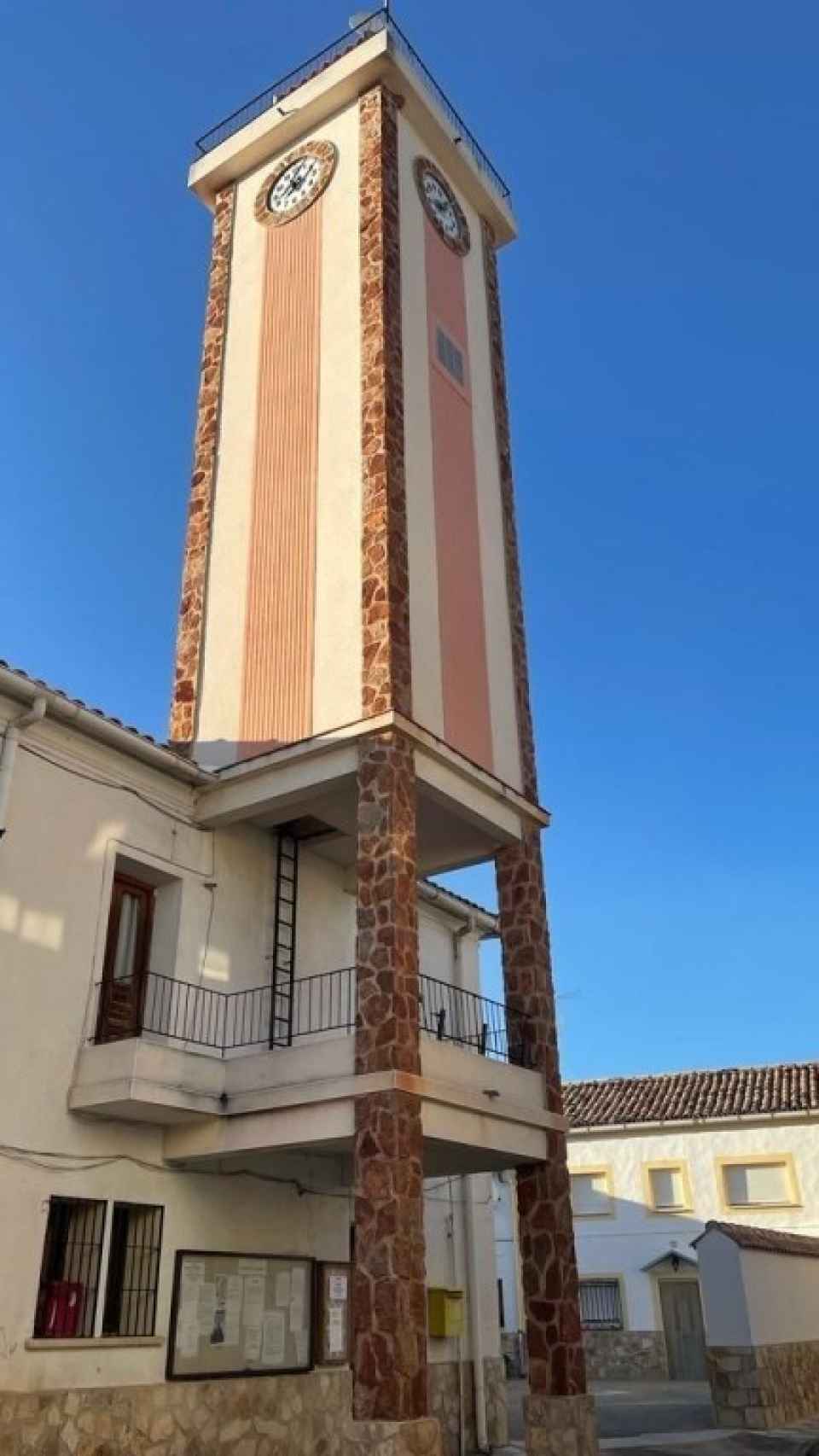 Torre del ayuntamiento de Zarzuela (Cuenca). Foto: La Opinión de Cuenca.