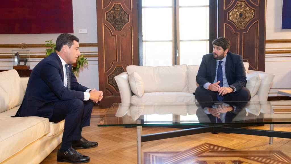 El presidente andaluz y el presidente murciano, en el Palacio de San Telmo en Sevilla, en una reunión mantenida durante esta legislatura.