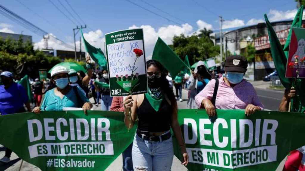 Mujeres salvadoreñas durante una marcha en septiembre de 2021 para exigir políticas públicas de salud sexual y reproductiva y por el derecho al aborto legal y seguro en San Salvador.