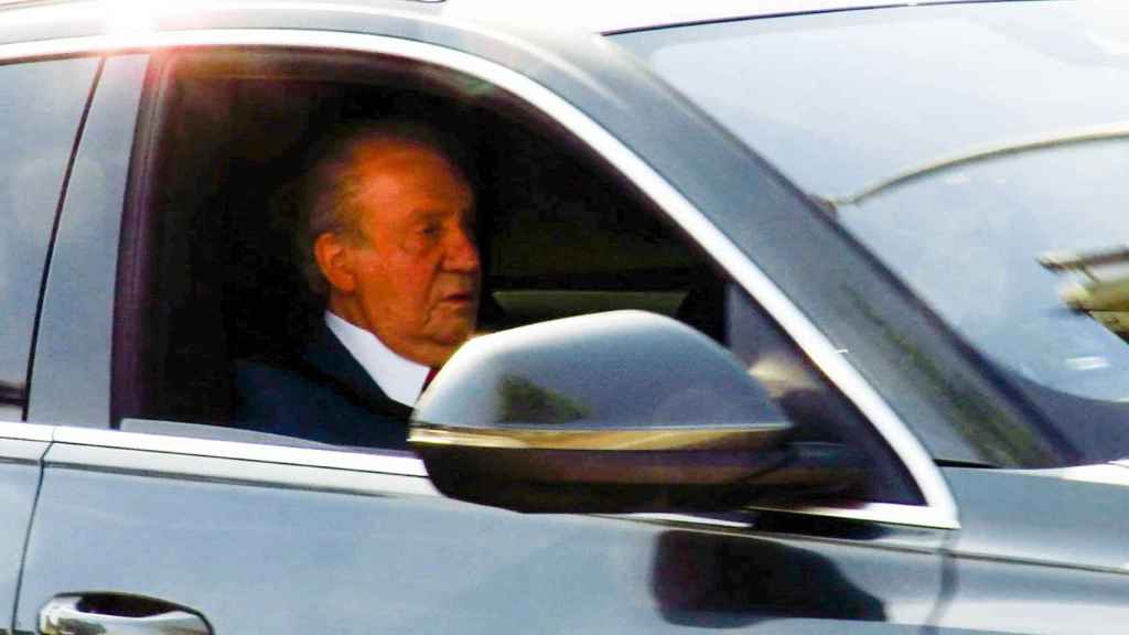 El rey emérito Juan Carlos I en el asiento del acompañante del Audi Q8.