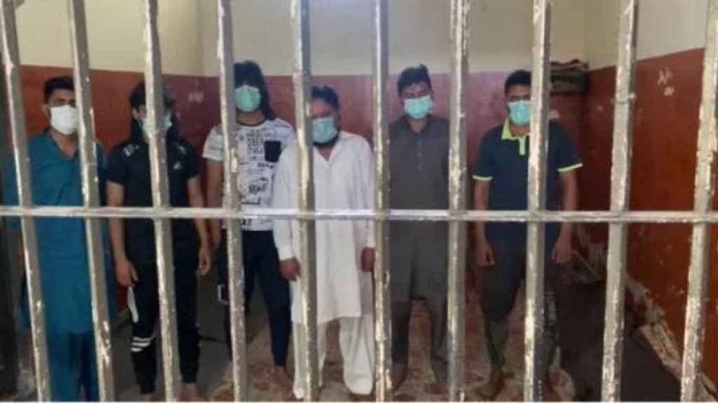Imagen de los seis detenidos en una celda de Gujrat.
