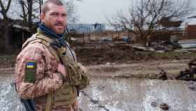 Un soldado ucraniano monta guardia en un pueblo cercano a Jersón.