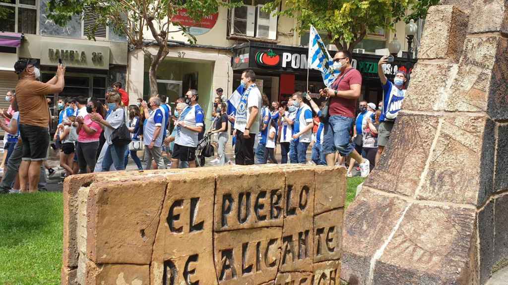 Los aficionados del Hércules se manifestaron por las calles de Alicante para protestar por la gestión del equipo.
