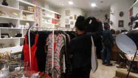 Dos clientes en la tienda 'Reviva' de Valladolid